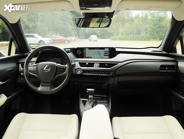 雷克萨斯ux的内饰同样采用了家族式设计风格,中控台采用偏向驾驶员