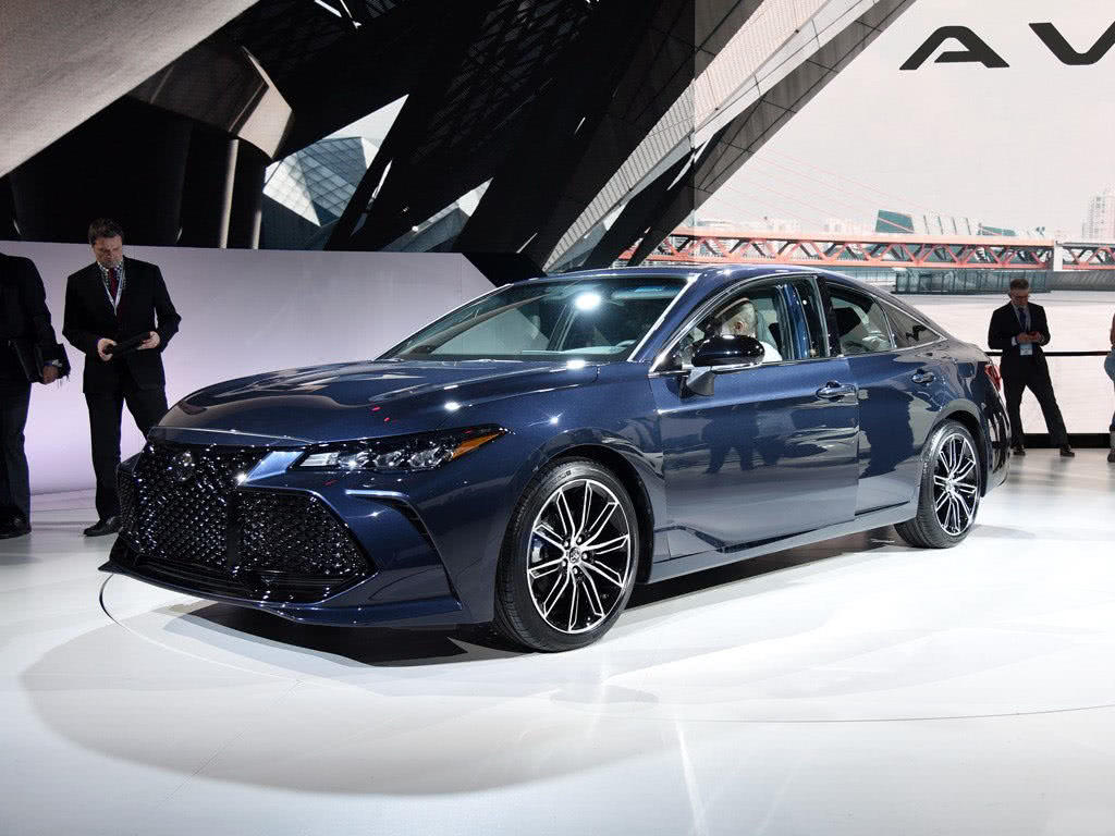 锐志停产皇冠萧条,丰田将用这款车撑起中大型车的门面!