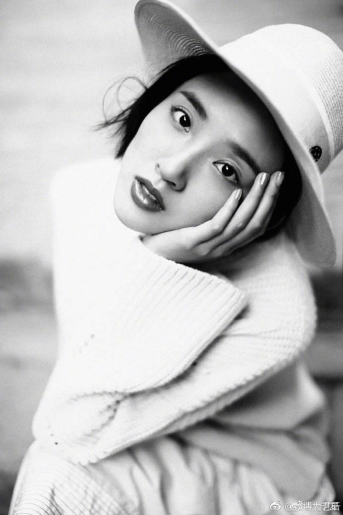 八卦闪光灯一组最新黑白写真曝光wuli唐唐身穿白色长裙