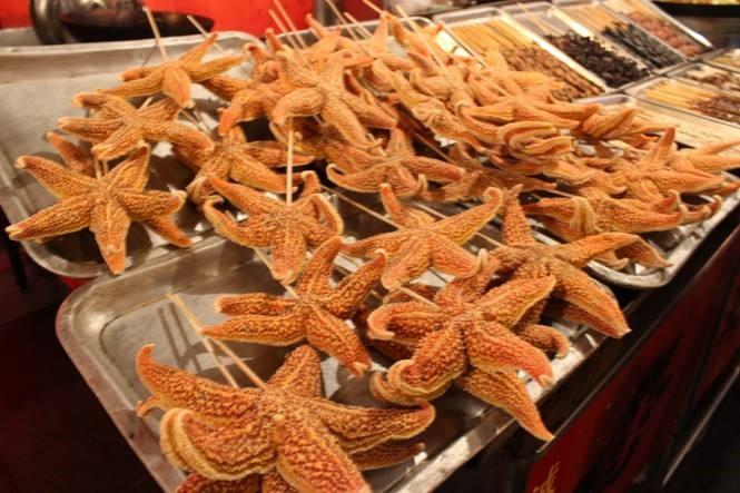 全球最奇特的食物#炸海星串,在中国你可以吃到这个炸海星,敲开硬壳