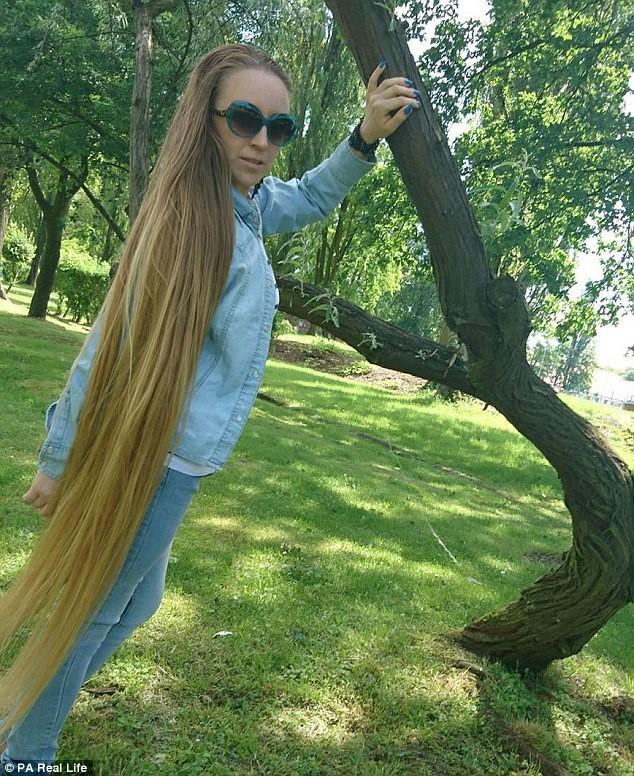 八卦闪光灯#"长发公主"发长及踝,发型多变可当衣服穿.