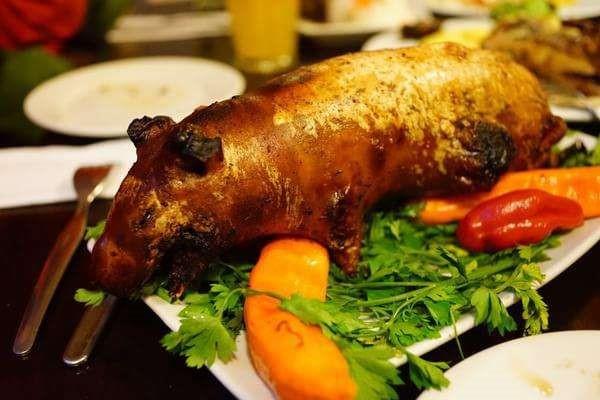 全球最奇特的食物烤天竺鼠南美洲的人会吃炸或烧烤的天竺鼠这口味就像