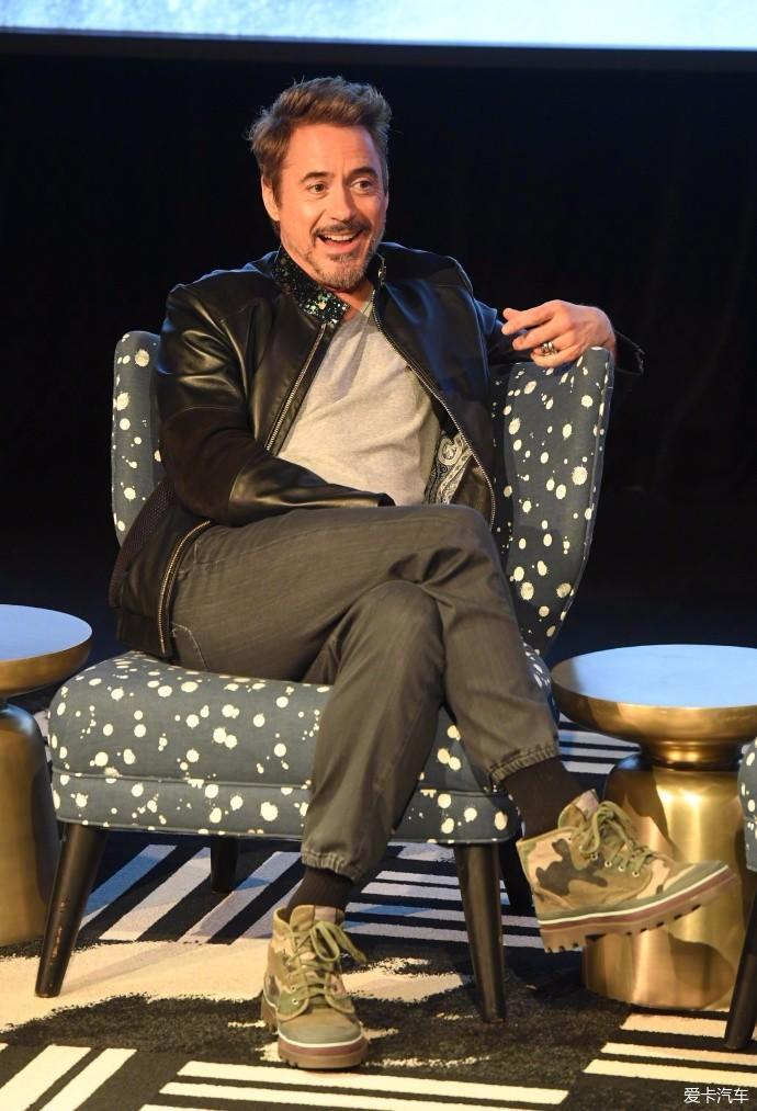 八卦闪光灯当地时间11月29日小罗伯特唐尼出席猎凶风河谷亚特兰大试映