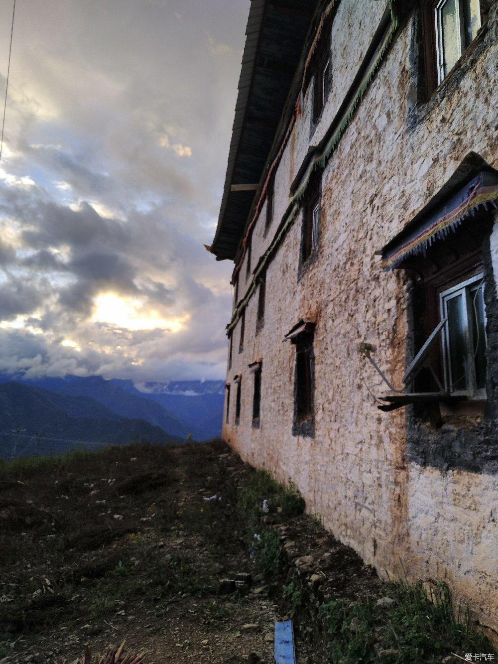 国庆中秋去哪儿浪#昨天在木里最古老的寺庙-瓦尔寨大寺受到了热情的