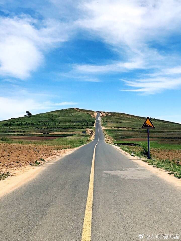 草原天路位于张家口市张北县和崇礼区的交界处西起张北县城南侧的野狐