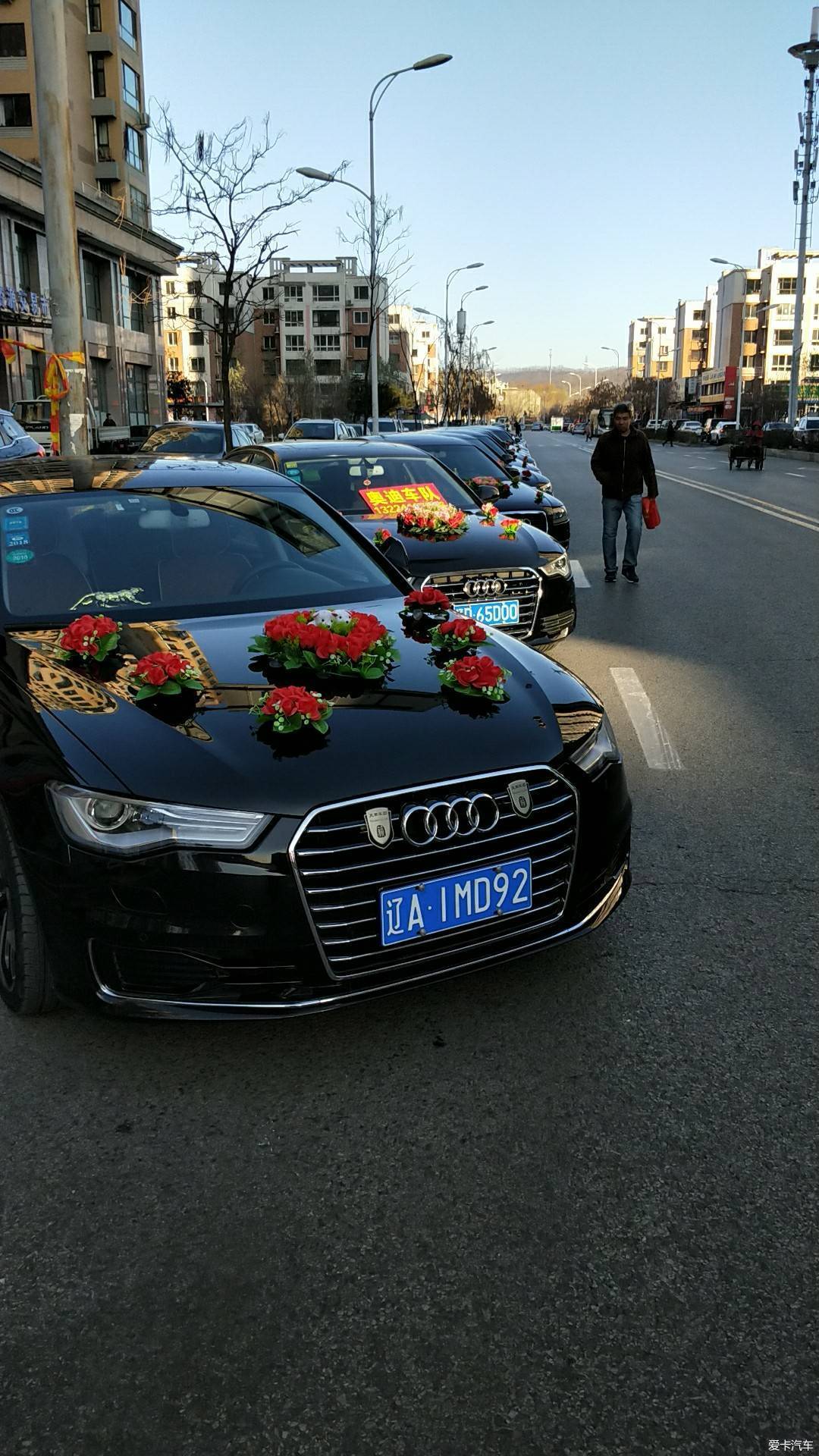 奥迪婚车队之婚博会走起,婚车走起来,俩个俄罗斯妹子