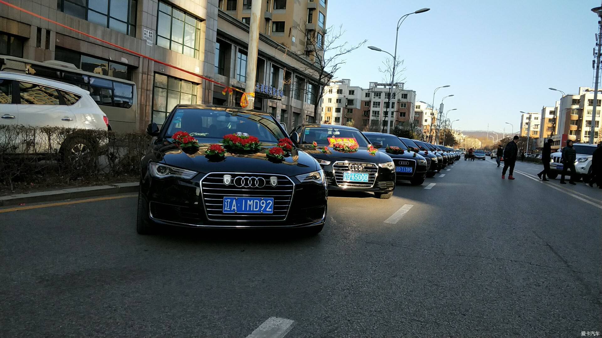 奥迪婚车队之婚博会走起,婚车走起来,俩个俄罗斯妹子