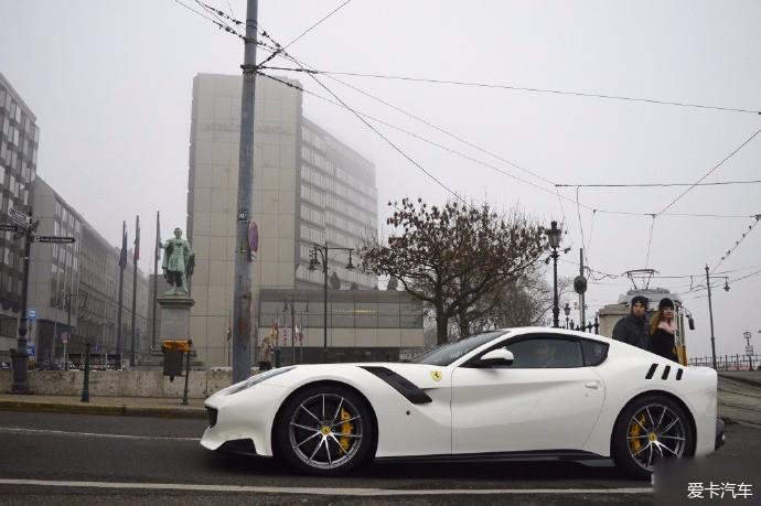 大家来侃车白色法拉利f12tdf