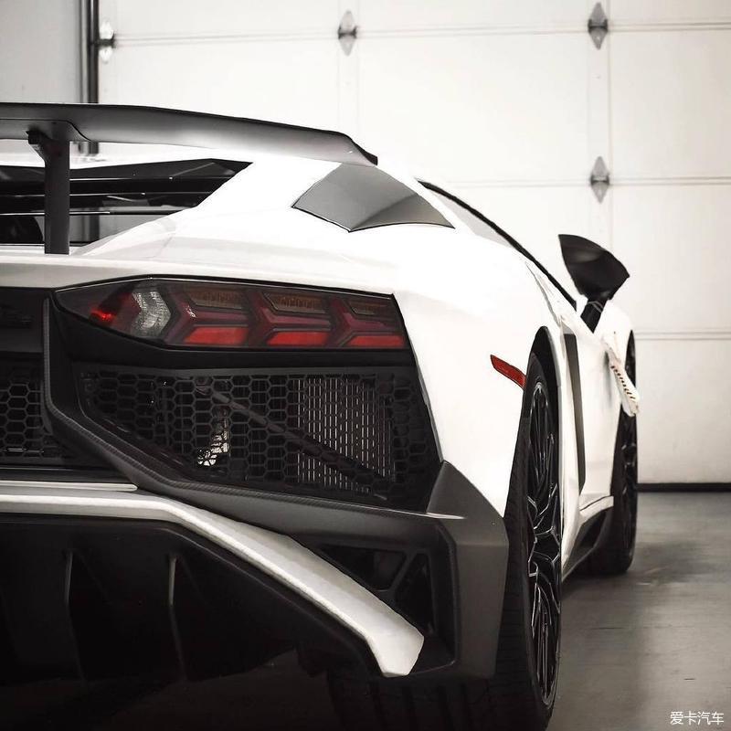 大家来侃车#白色大牛,兰博基尼aventador sv 局部魅力!