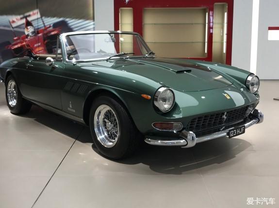 法拉利在1964年时推出了两门两座布局,软顶敞篷设计的275 gts.