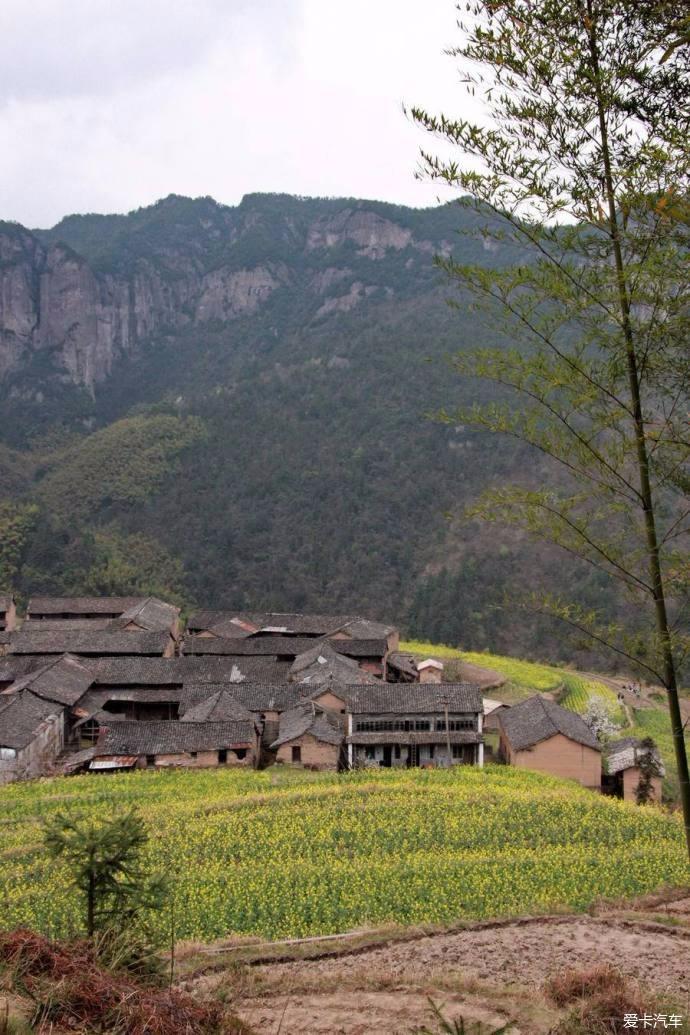 玩转地球公盂村是山坳里的一个小古村分上平和下平两个村周围山峰环绕