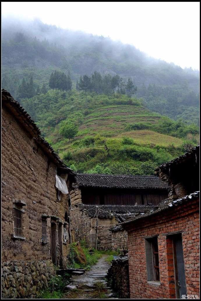 玩转地球公盂村是山坳里的一个小古村分上平和下平两个村周围山峰环绕