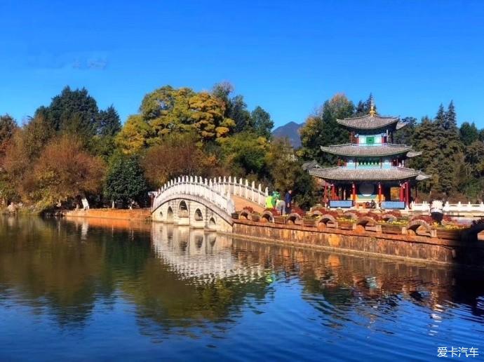 玩转地球#丽江黑龙潭公园也叫玉泉公园,位于丽江古城北象山脚下,从