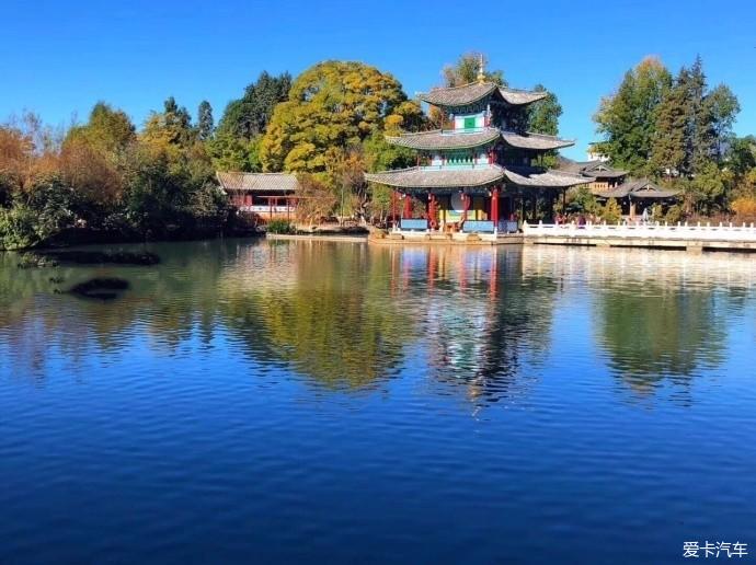 玩转地球#丽江黑龙潭公园也叫玉泉公园,位于丽江古城北象山脚下,从