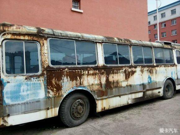 90年代日野客车铭牌打印的时间是公元年号,经过分析不难看出,此车产于