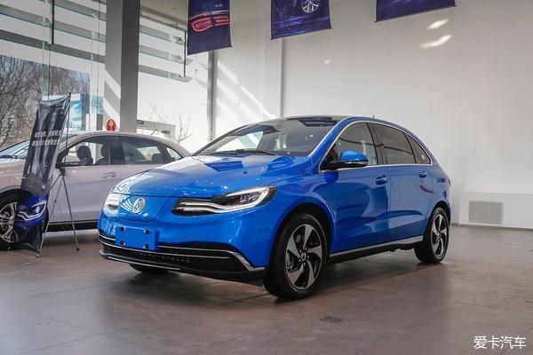 腾势电动车看起来更像是一台两厢车型,且尾部c柱部分独特的样式设计