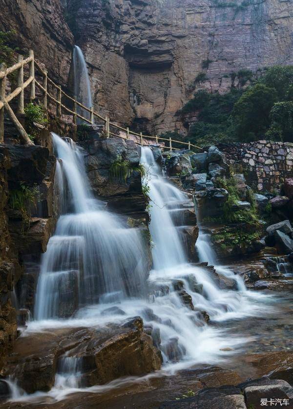 山色秀麗,空氣清新,九峰競秀峰嶽形勝,溝壑縱橫千姿百態,太行山障百里