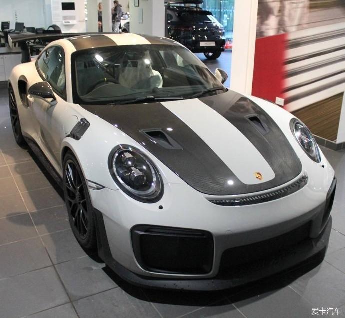 汽车外部:由于夏季风吹雨淋,特别是雨水中酸性物质的腐蚀和夏季强光的