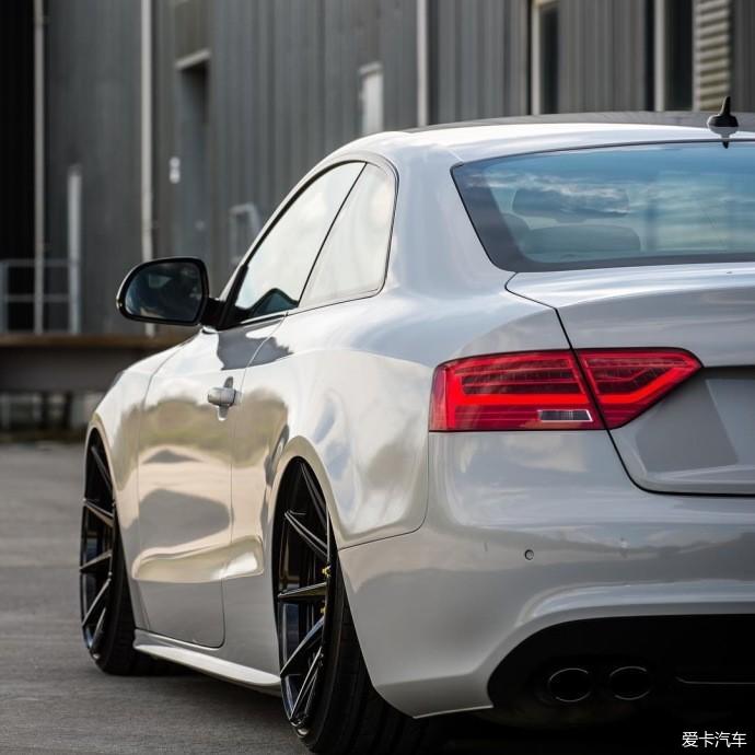 国内一部两门版奥迪a5的改装案例全黑的车子在深夜里流露出蓝白色的