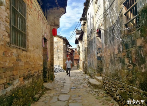 东埠村地处高岭——瑶里国家风景名胜区内,东埠街为古代浮梁四大名街