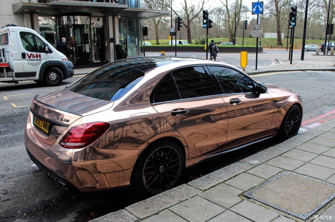 沿途风景线玫瑰金奔驰amgc63耀眼夺目吸睛利器