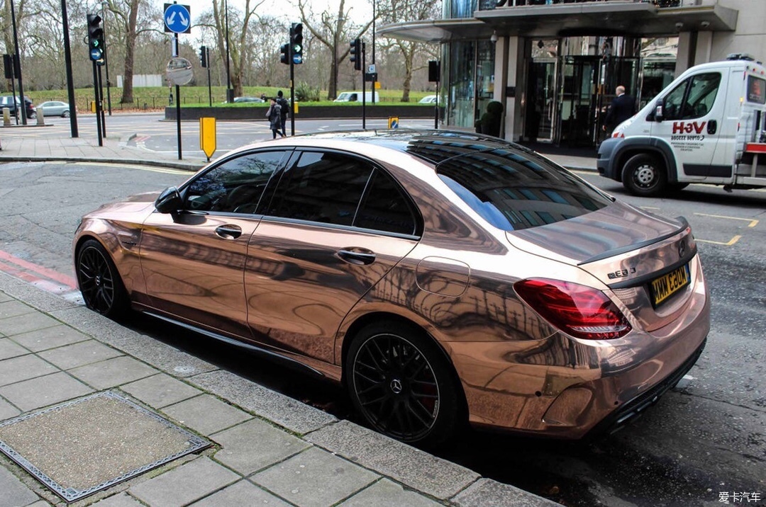 沿途风景线玫瑰金奔驰amgc63耀眼夺目吸睛利器
