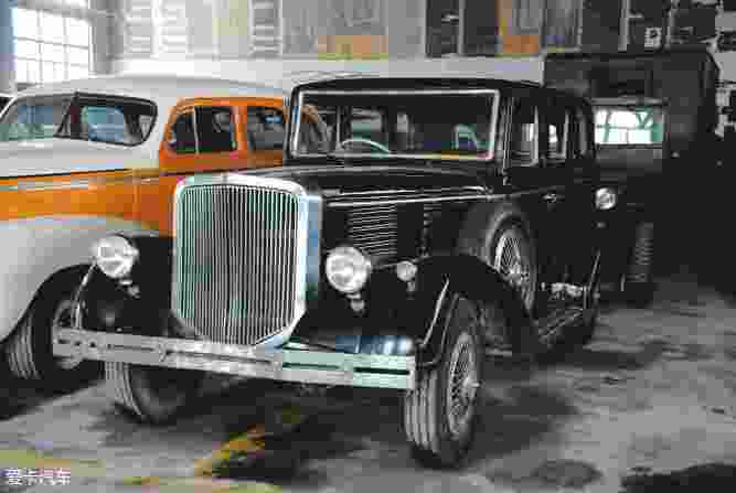 老上海的黑色老爷车图片