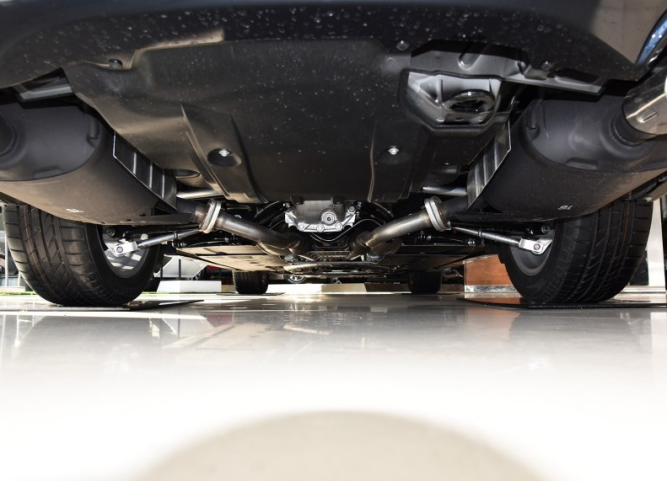 英菲尼迪q70l无人问津?变速箱顿挫和闯动严重,储物差到哭