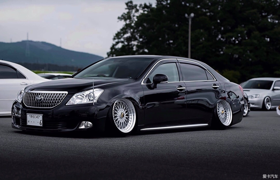 丰田皇冠优雅低趴气场强悍