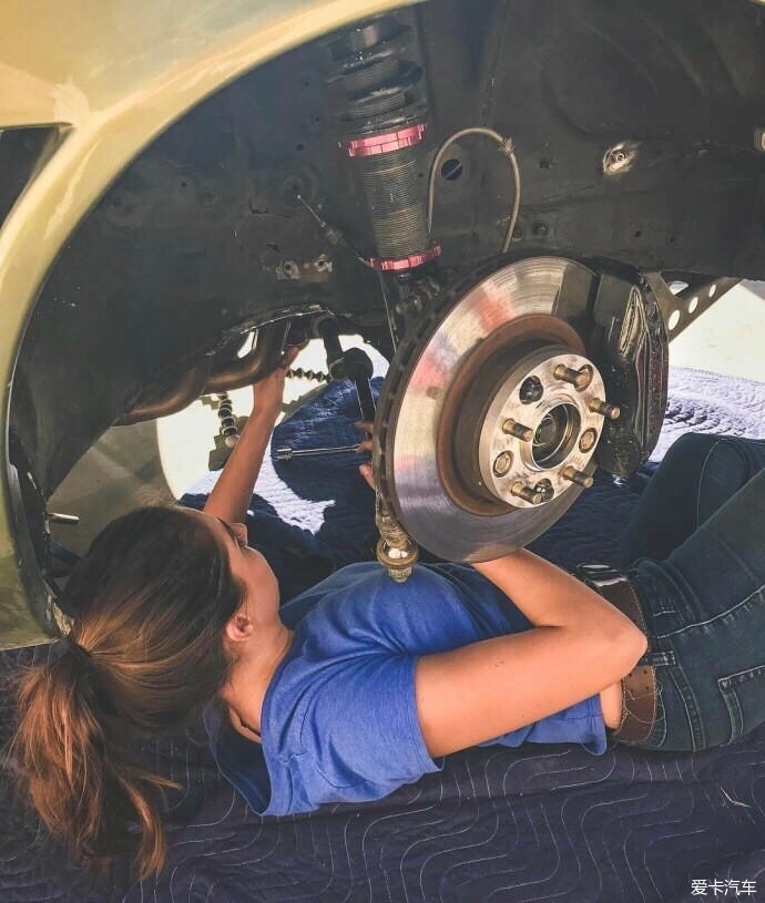 喜欢修车的小姐姐真漂亮