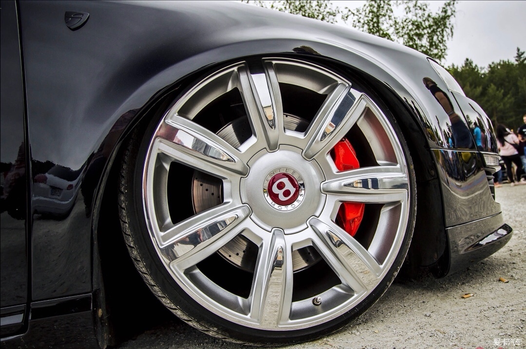 两个爱宾利轮毂的改装大咖气场强大