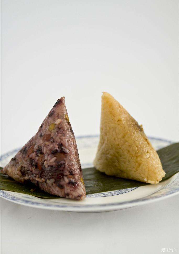 端午节两个粽子两种颜色两个味道所表达的感情一样