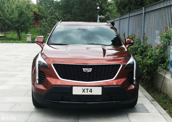国产凯迪拉克xt4实车终于亮相两种外观不同风格杠上bba