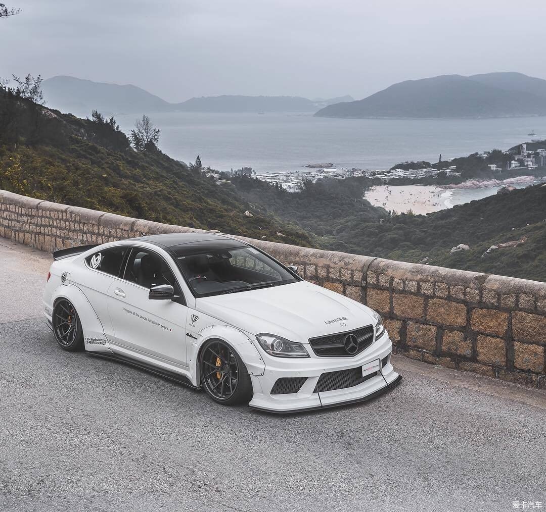 宽体低趴竞技感十足霸气外露的奔驰amgc63