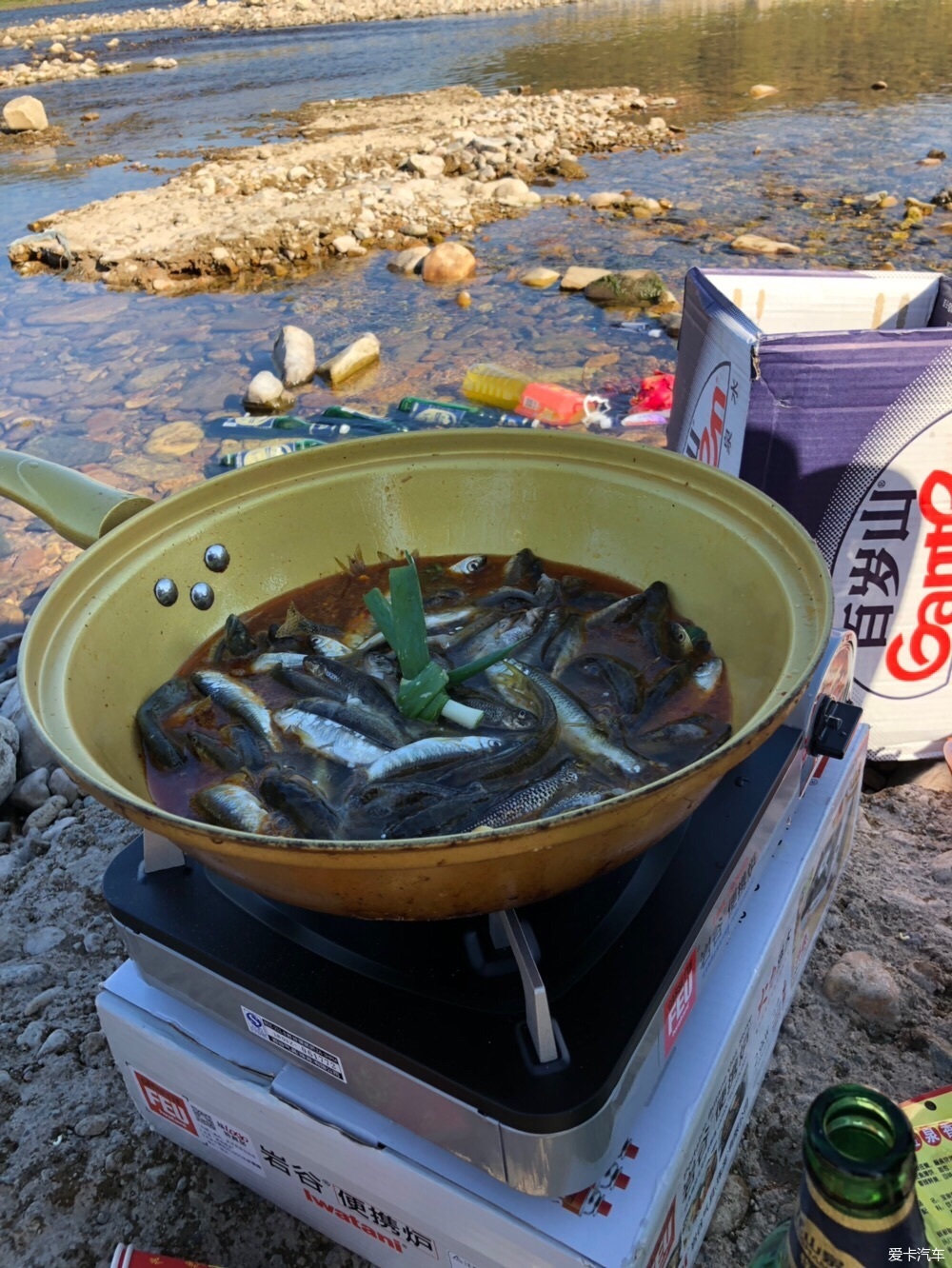 xbb专享自驾游户外野炊山泉水煮方便面山泉水炖野生鱼