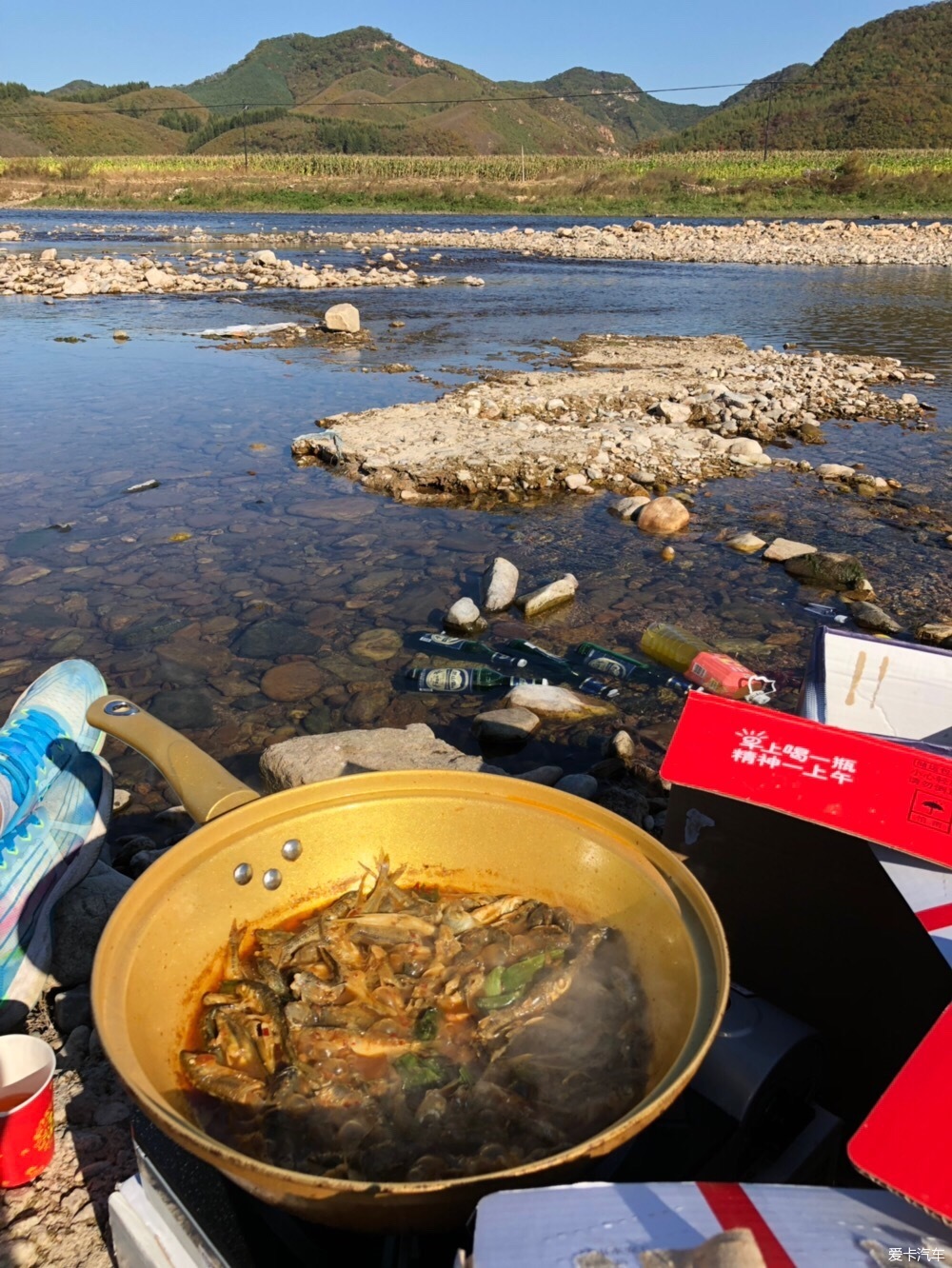 xbb专享自驾游户外野炊山泉水煮方便面山泉水炖野生鱼