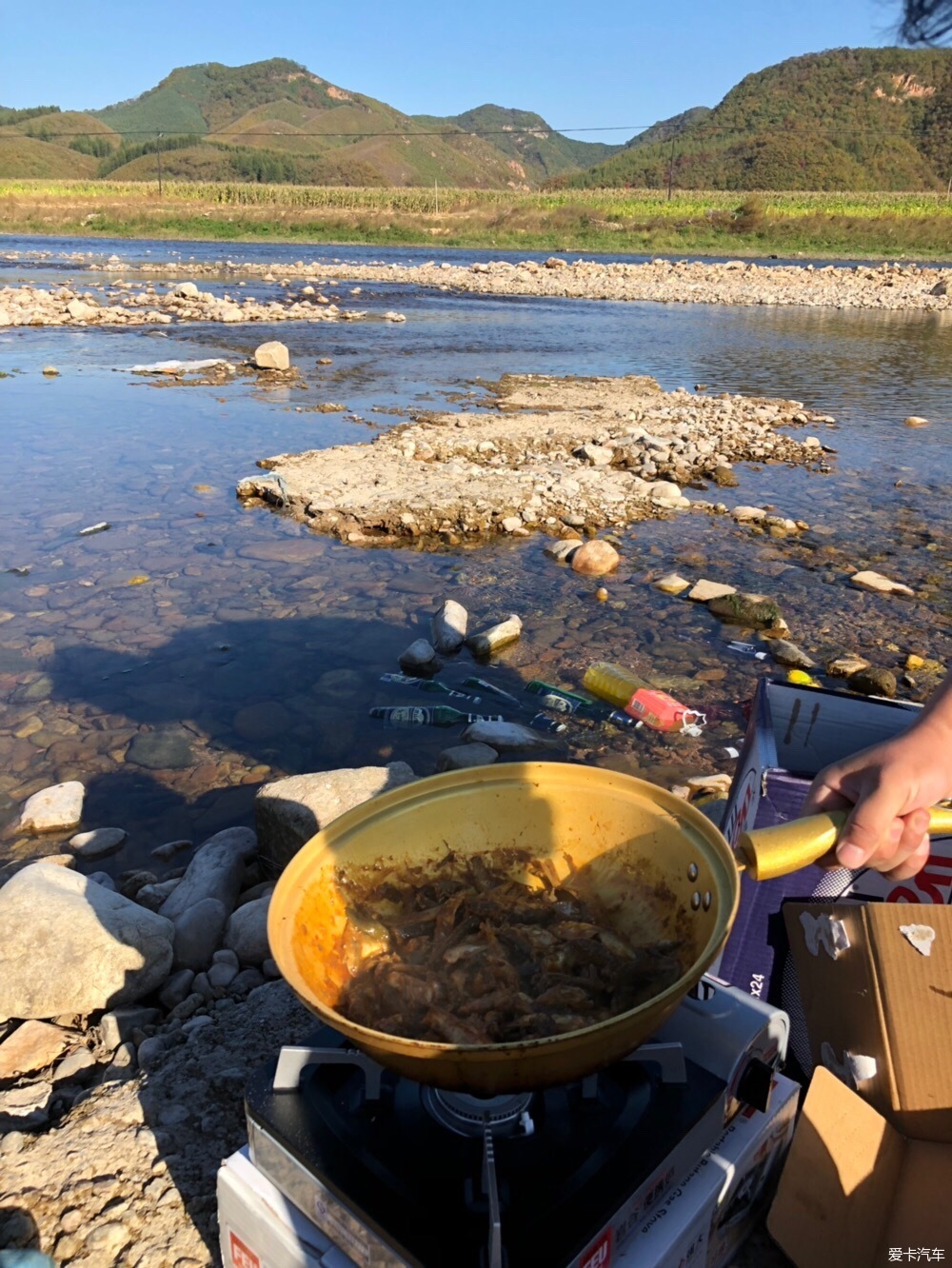 xbb专享自驾游户外野炊山泉水煮方便面山泉水炖野生鱼