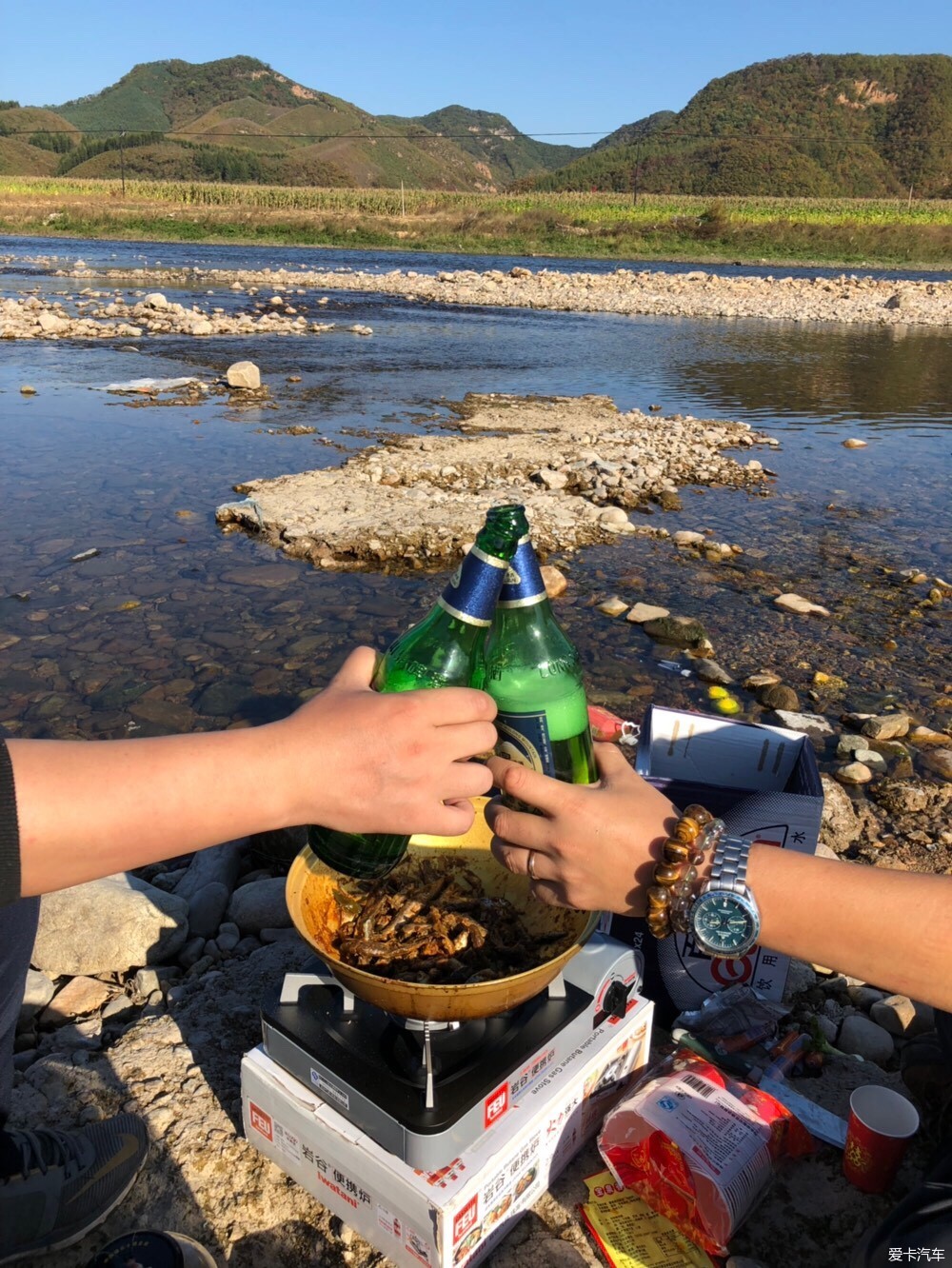 xbb专享自驾游户外野炊山泉水煮方便面山泉水炖野生鱼