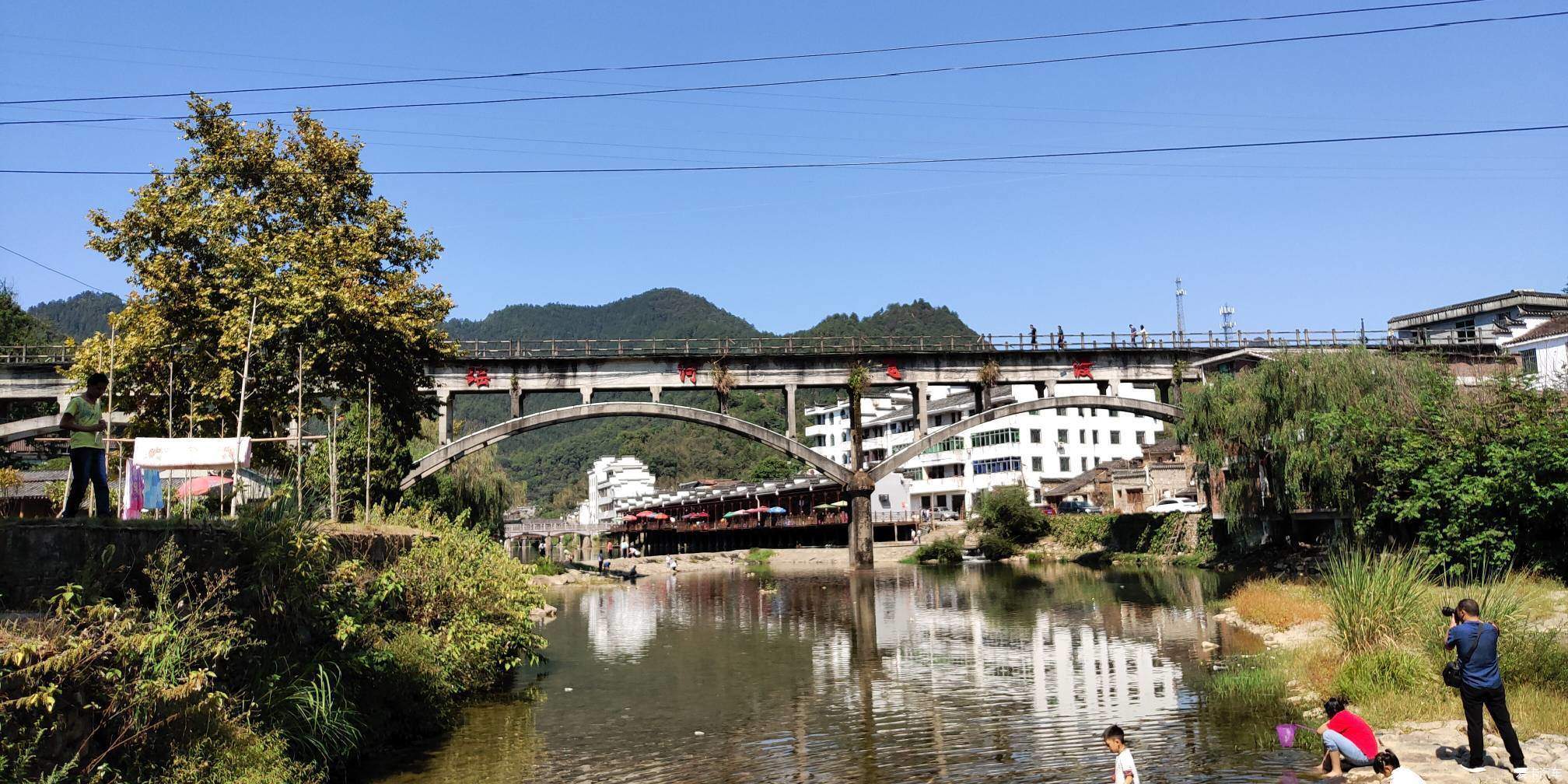 古鎮南踞象山,北臥獅山