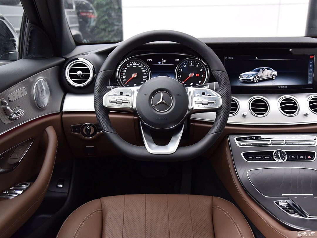 2019款奔驰e200运动型内饰,细节彰显奔驰扎实工艺,金属与皮艺完美混搭