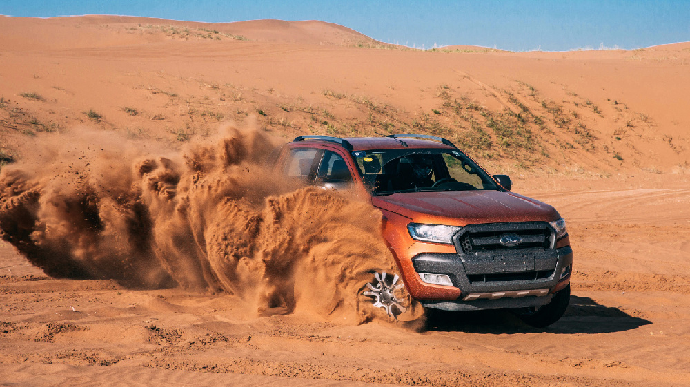 驾驶13辆皮卡车进行沙漠穿越这才是完美的越野体验