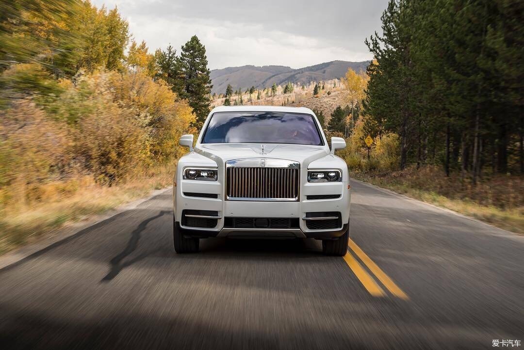 秋意浓冬日近劳斯莱斯库里南奔驰在路上的大钻石