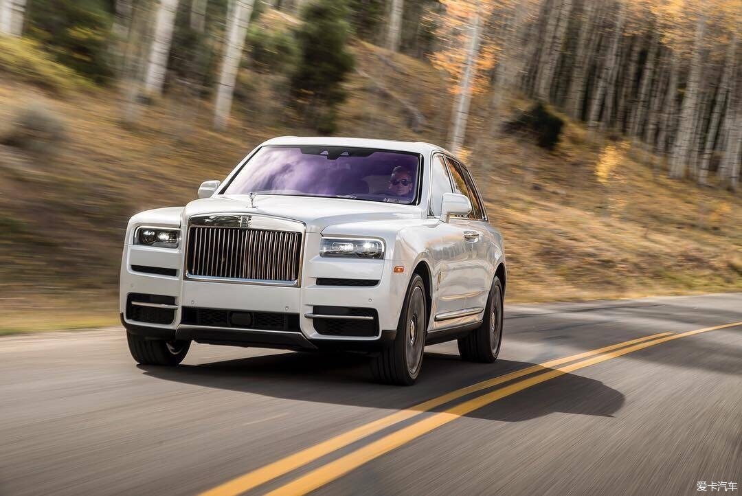 秋意浓冬日近劳斯莱斯库里南奔驰在路上的大钻石