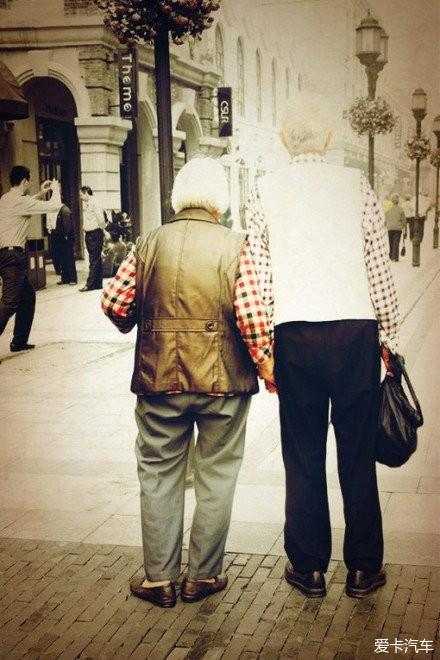 跟朋友逛街看到有两位老人在互相搀扶着走路暗自品味他们的孩子都干