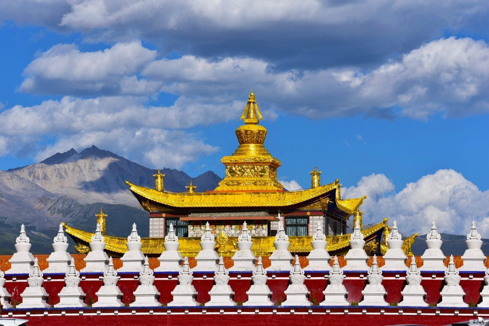 木雅金塔是由宁玛派红教六大佛寺之一的竹庆寺活佛多吉扎西活佛捐资于