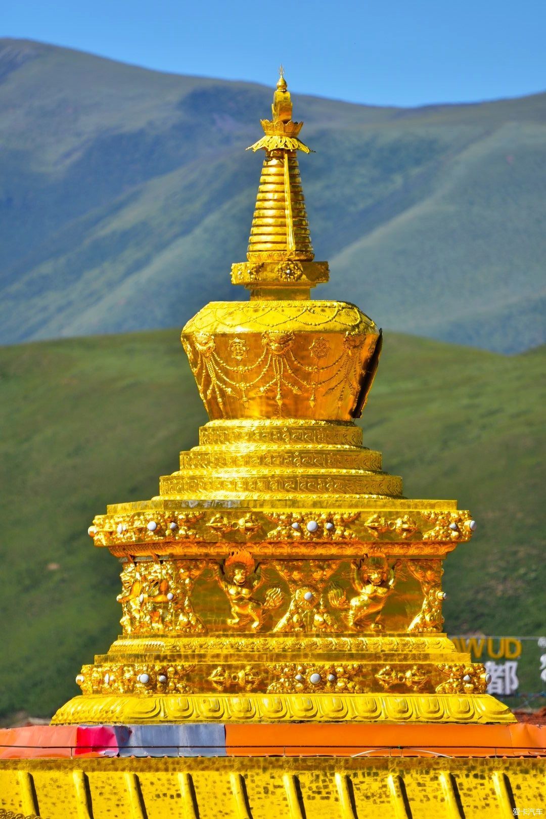 木雅金塔是由宁玛派红教六大佛寺之一的竹庆寺活佛多吉扎西活佛捐资于