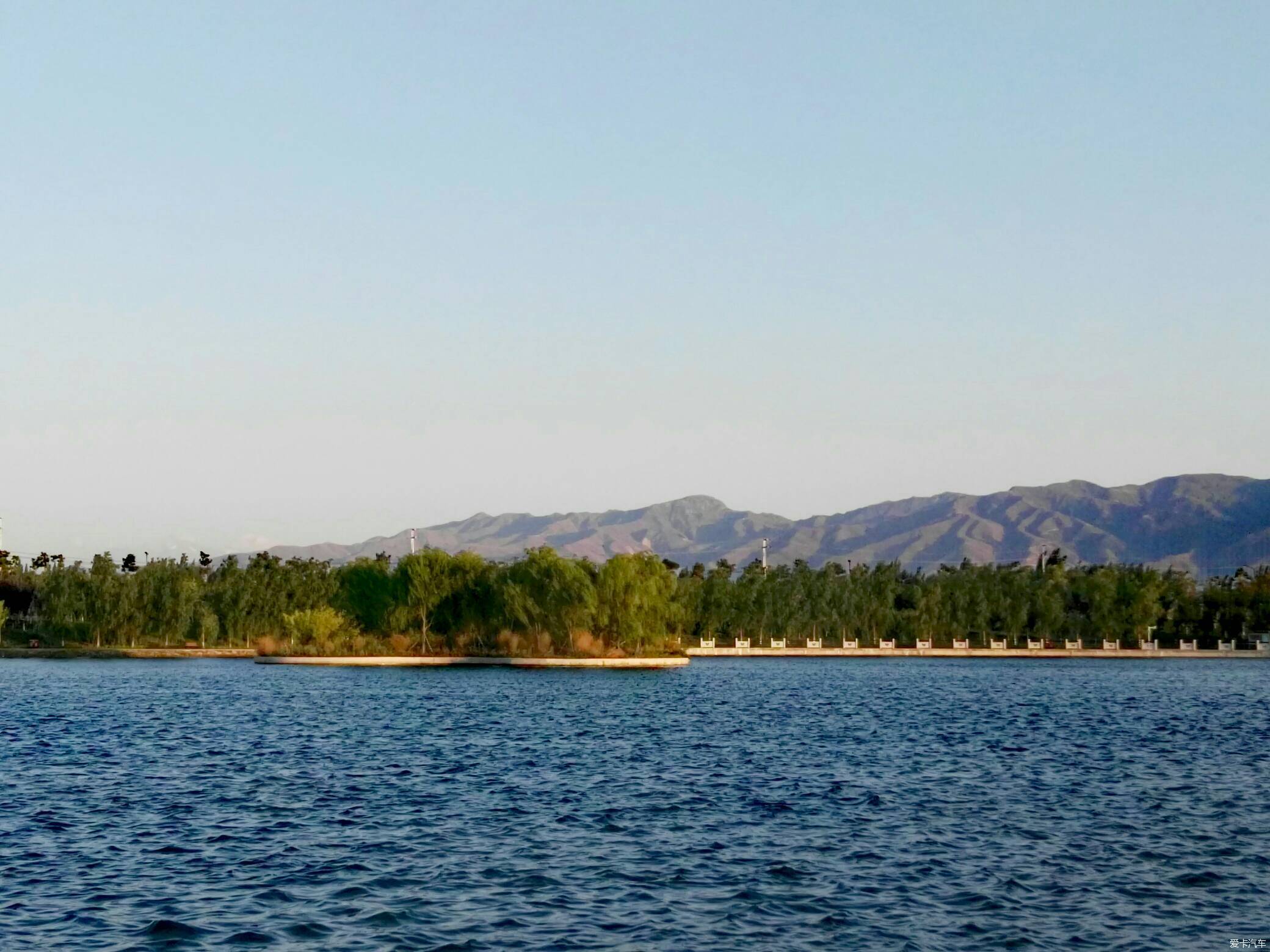 巩留县蝶湖公园的湖水好蓝随手拍