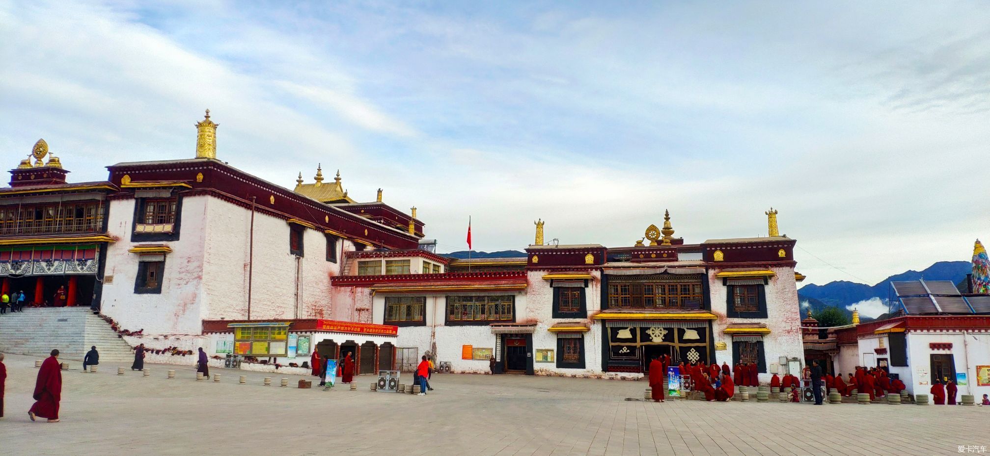 昌都强巴林寺始建于1437年至1444年建成历时8年主要供奉弥勒佛67