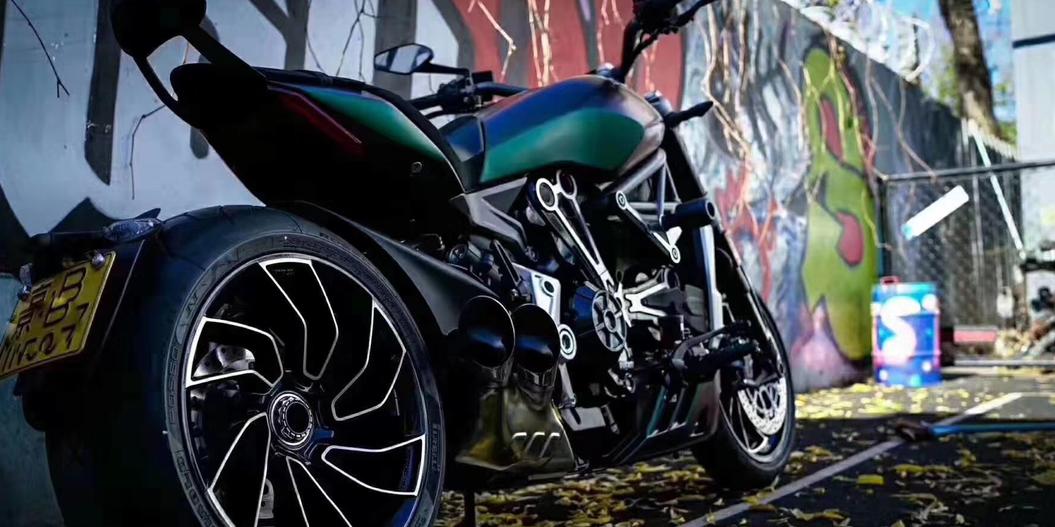 杜卡迪大魔鬼摩托车全车改色都市丛林绿了解一下